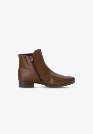 Bottes de cheville en cuir marron avec fermeture éclair sur le côté, bout arrondi et petit talon empilé. Texture lisse avec des accents minimes.