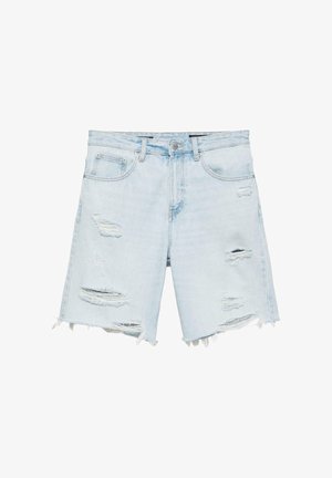 Világoskék farmer rövidnadrág kopott szakadásos részletekkel, rojtos szegélyekkel, elöl gombbal és zsebekkel, fehér háttér előtt bemutatva.
