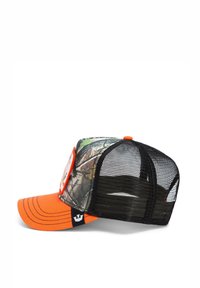 Gorra de béisbol naranja con un frente de patrón camuflaje, parte trasera de malla negra y una etiqueta cosida en el lateral. Visera curvada con acentos de costura naranja.