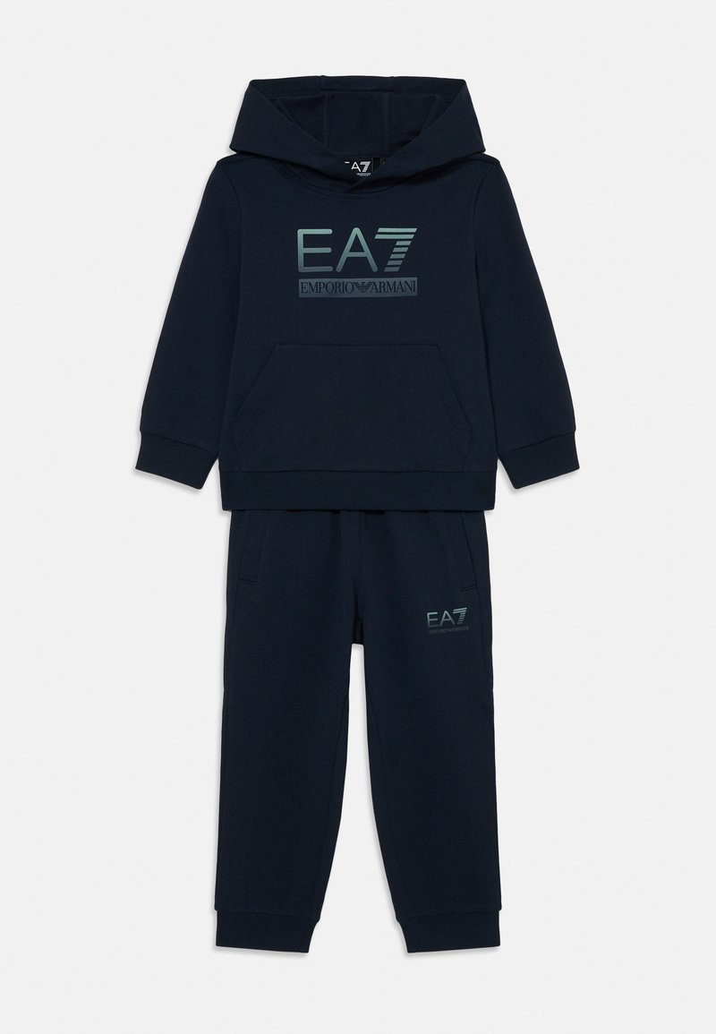 Jūras kara flotes divdaļīgs treniņtērps ar kapuci, kas ir apveltīts ar kanguru kabatu, un saderīgu biksēm, abiem ar EA7 logotipa detaļām.