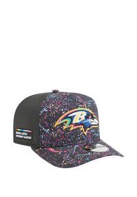 Casquette noire avec un motif éclaboussé coloré, arborant un logo brodé des Baltimore Ravens et un patch "Crucial Catch" sur le côté.
