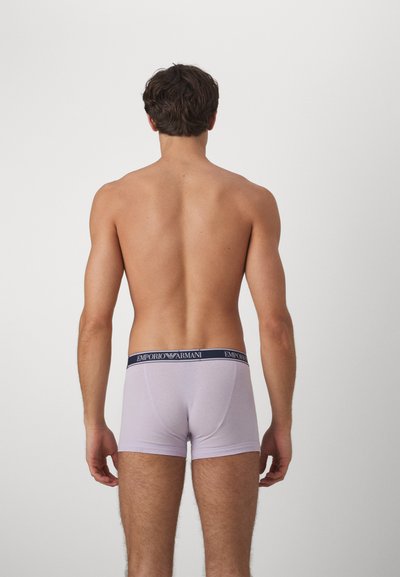 Világos lila boxer alsónemű, sötétkék gumis derékkal, amelyen az "Emporio Armani" logó található. Puha anyag, testhezálló kialakítás.