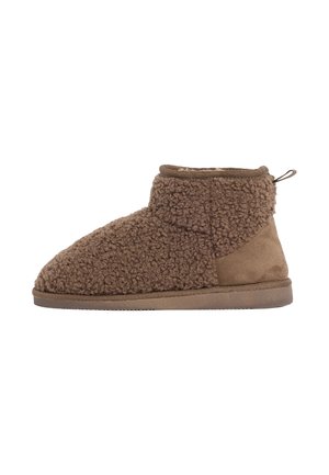 Bruine slipperboots van textuurfleece met een zachte suède accent. Heeft een lage enkelhoogte en een trekband aan de achterkant. Platte zool.
