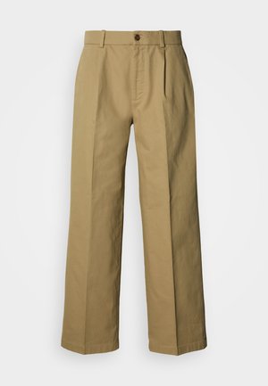 Pantalones anchos de pierna beige hechos de algodón, con cierre de botón en el frente, tres pliegues y dobladillos rectos para un ajuste cómodo.