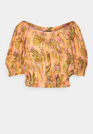 Blouse rose pêche à épaules dénudées avec manches bouffantes, ornée d'un motif de feuilles tropicales vertes et d'imprimé léopard. Ourlet et encolure élastiqués.