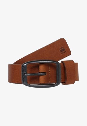 Brauner Ledergürtel mit rechteckiger schwarzer Metallschnalle, G-Star RAW-Logo auf der Gürtelspitze und Schnalle geprägt.