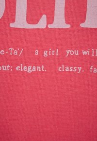 Tela de color coral con texto blanco; letras prominentes forman la palabra "CHICA" junto con definiciones y palabras descriptivas como "elegante" y "con clase."