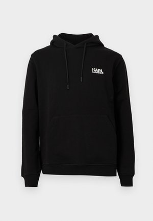Čierna mikina s kapucňou vyrobená z mäkkej látky, s predným vreckom typu kangaroo, kapucňou na šnúrku a bielym logom "KARL LAGERFELD" na hrudi.