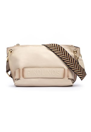 Sac bandoulière en cuir beige avec garniture dorée, logo Pikolinos embossé, et bandoulière en tissu réglable à motif chevrons noir, marron et blanc.