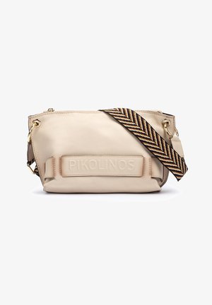 Beige leren crossbodytas met gouden beslag, geperst Pikolinos-logo en verstelbare zwart, bruin en wit chevron-patroon stoffen riem.