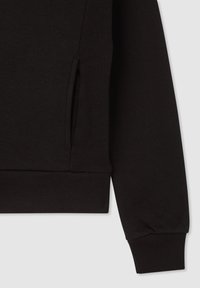 Pullover nero caratterizzato da una texture a coste, tasca laterale e polsini e orlo a coste. Il tessuto sembra morbido ed elastico.