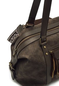 Borsa a tracolla in pelle marrone con design trapuntato, cerniere doppie, accessori in tonalità oro e una frangia decorativa. Manici robusti per il trasporto.