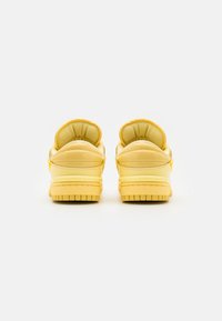 Nike Sportswear DUNK TWIST - Sportcipő - saturn gold/soft yellow