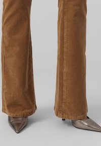 Vero Moda HIGH WAIST VMSIGA FLARED - Pantaloni - tobacco brown