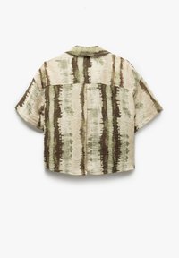 Korteblouson in lichtbeige met verticale olijfgroene en bruine strepen. Heeft een camp-kraag en een losse pasvorm. Zachte stoftextuur.