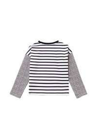 Langarmshirt met horizontale zwart-witte strepen, met één mouw van luipaardprint en een ronde hals. Gemaakt van zacht katoen.