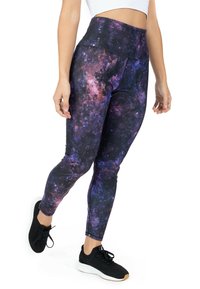 Legíny vyrobené z elastického materiálu s potiskem galaxie v purpurové, černé a modré barvě. Vysoký pas s hladkým povrchem.
