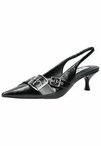 Scarpa slingback nera in pelle con punta appuntita, due fibbie argentate e un tacco kitten basso. Presenta una parte superiore texturizzata e una soletta liscia.