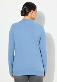 Ulla Popken STEHKRAGEN - Svetr - light cornflower
