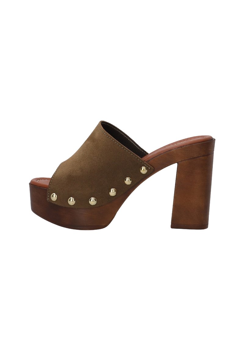 Bruine suède open teen klompen met een houten platform en hoge blokhak, met ronde gouden studs langs de zijkant voor detail.
