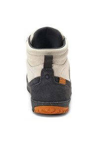 Zapatilla alta beige y gris oscuro con lengüeta negra y suela de goma naranja, vista desde la parte trasera.