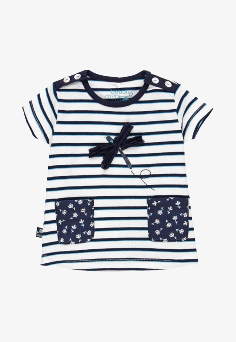 Camicetta a maniche corte a righe blu navy e bianche, con un'applicazione di libellula, due tasche a motivo floreale blu navy e bottoni sulla spalla.