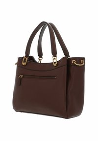 Bruine leren totebag met dubbele handvatten, gouden hardware en een voorvak met rits. Gestructureerde afwerking en slank ontwerp, met metalen accenten.