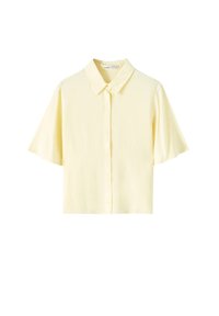 Blouse courte à manches courtes en tissu jaune doux avec un devant à boutons et un col pointu. Texture lisse, design minimaliste.