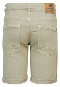Beige katoenen shorts met opgerolde zoom, voorzien van achterzakken en een getextureerd leren label aan de tailleband. Eenvoudig ontwerp en strakke lijnen.