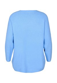 Helles blauer Oversized-Pullover aus weichem Stoff, mit rundem Ausschnitt, Raglanärmeln und einer schlichten Textur ohne Muster oder Verzierungen.
