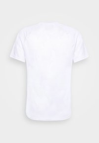 Vit kortärmad t-shirt i texturerad tyg. Har rund halsringning och rundad nederkant, utan synliga mönster eller detaljer.