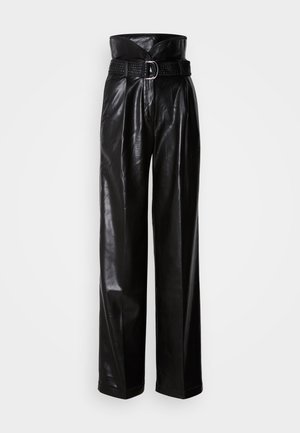 Pantalones de cuero negro con cintura alta, piernas anchas y un cinturón texturizado con detalle de hebilla plateada. Acabado liso y brillante.