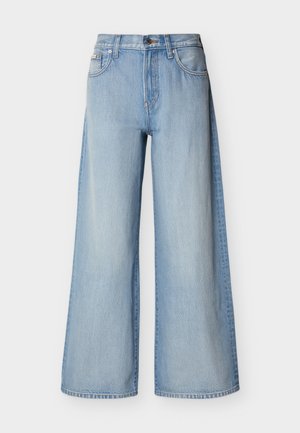 Jean large bleu clair en tissu denim, taille haute avec fermeture à bouton, présentant un design classique à cinq poches et des détails cousus.