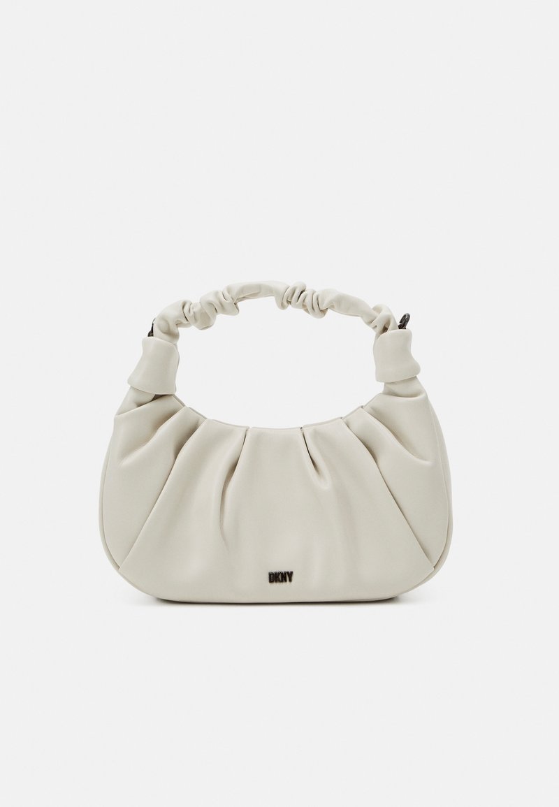 Sac à main crème en matériau synthétique lisse. Présente un design froncé avec une poignée douce et un petit logo à l'avant.