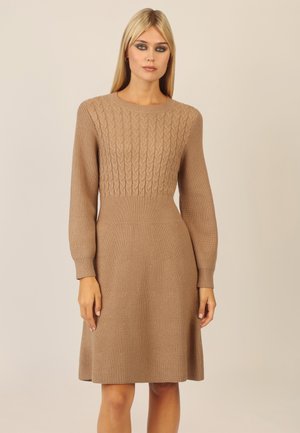Strickkleid in Beige, mit einem strukturierten Kabeldesign im oberen Bereich des Oberkörpers, langen Ärmeln und einem ausgestellten Rock, ausgestattet mit gerippten Bündchen.