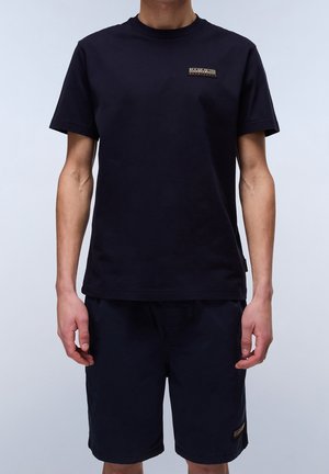 Kornblumenblaues Baumwoll-T-Shirt mit kurzen Ärmeln und Rundhalsausschnitt; verfügt über ein kleines gesticktes Logo auf der Brust. Wird mit passender Shorts geliefert.