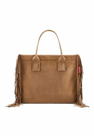 Borsa in camoscio marrone con due manici e lunghe frange su entrambi i lati su sfondo bianco.
