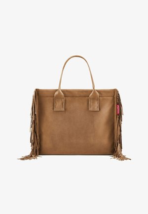 Borsa in camoscio marrone con due manici e lunghe frange su entrambi i lati su sfondo bianco.