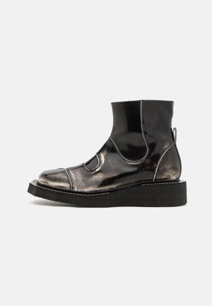 Henrik Vibskov ENZO DRIVER BOOT UNISEX - Platform ankle boots - white brush off