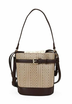 Bolso tipo cubo beige tejido con detalles en cuero marrón oscuro, correa de hombro ajustable, asa superior y cierre de cordón de tela.