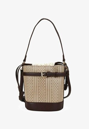 Bolso tipo cubo beige tejido con detalles en cuero marrón oscuro, correa de hombro ajustable, asa superior y cierre de cordón de tela.