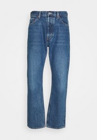 Blauwe denim jeans met een rechte pijp, vijf zakken en een knoopsluiting. Kenmerkt zich door minimale vervaging en contrasterende stiksels.