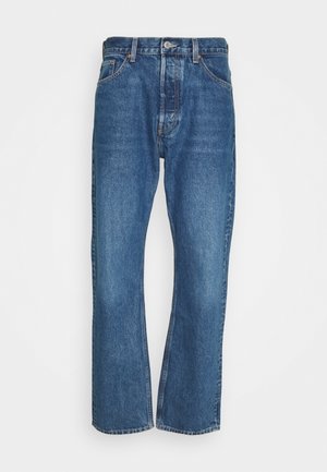 Blå denimjeans med rak ben design, fem fickor och en knappgömma. Har minimal blekning och kontrasterande sömmar.