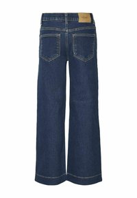 Jeans en denim à jambes larges de couleur bleu foncé avec une finition texturée. Comprend deux poches arrière et une étiquette en cuir beige au dos de la ceinture.