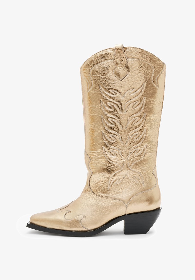 Botine cowboy din aur cu vârf ascuțit, finisaj metalic texturat și modele brodate cu frunze pe tijă. Toc mic, plin.