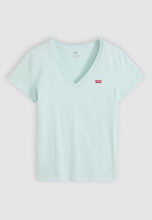Lichtblauw T-shirt met korte mouwen en V-hals, met een klein rood Levi's-logo op de linkerborst, plat gelegd op een witte achtergrond.