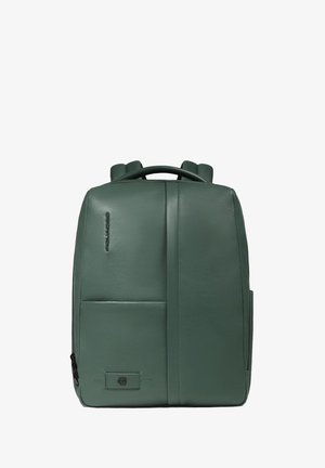 Grüner Leder-Rucksack mit strukturiertem Design, zwei oberen Griffen, Reißverschluss und einer Vorderseite mit Tasche. Glatte Textur mit minimalen Akzenten.