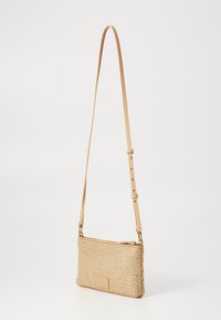 Borsa a tracolla intrecciata beige con sottile cinturino in pelle regolabile e chiusura con zip, presentata su uno sfondo bianco uniforme.