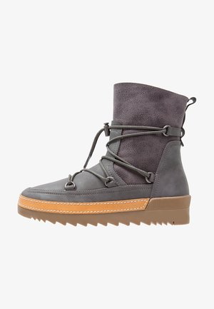 Grau mid-calf Stiefel mit Lederoberteil, umlaufenden Schnürsenkeln, tansfarbig vernähter Sohle und strukturiertem Bund, entworfen für den lässigen oder Outdoor-Einsatz.