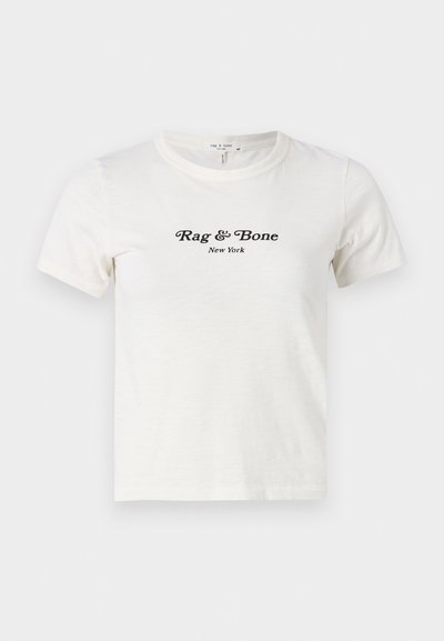 T-shirt en coton blanc à manches courtes et col rond, avec le texte noir "Rag & Bone New York" imprimé sur le devant.